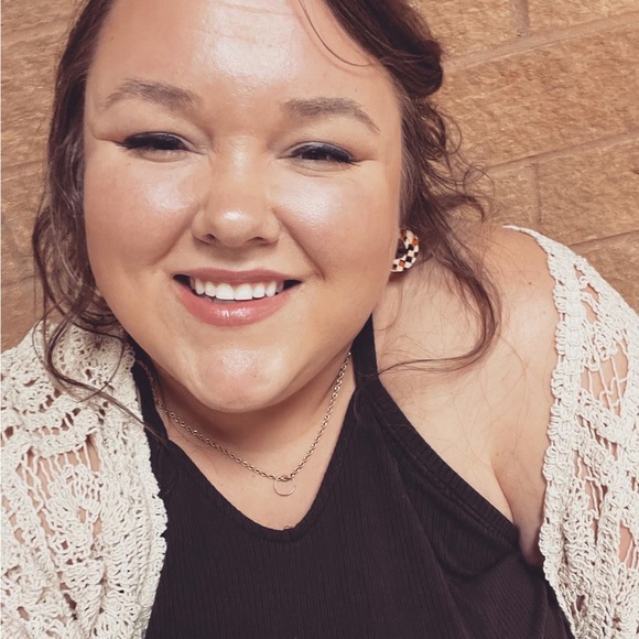 Heyyy! It’s Linzy, your new fave posher 💁🏻‍♀️ - Picture 2 of 8